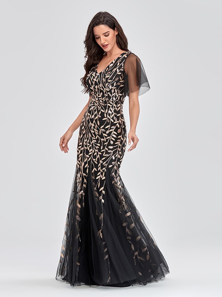 Vestido de Festa Longo Preto em Tule com Detalhes Dourados Bordados