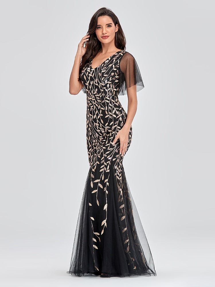 Vestido de Festa Longo Preto em Tule com Detalhes Dourados Bordados