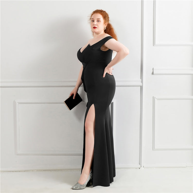 Vestido Plus Size com Abertura Lateral e Decote Preto