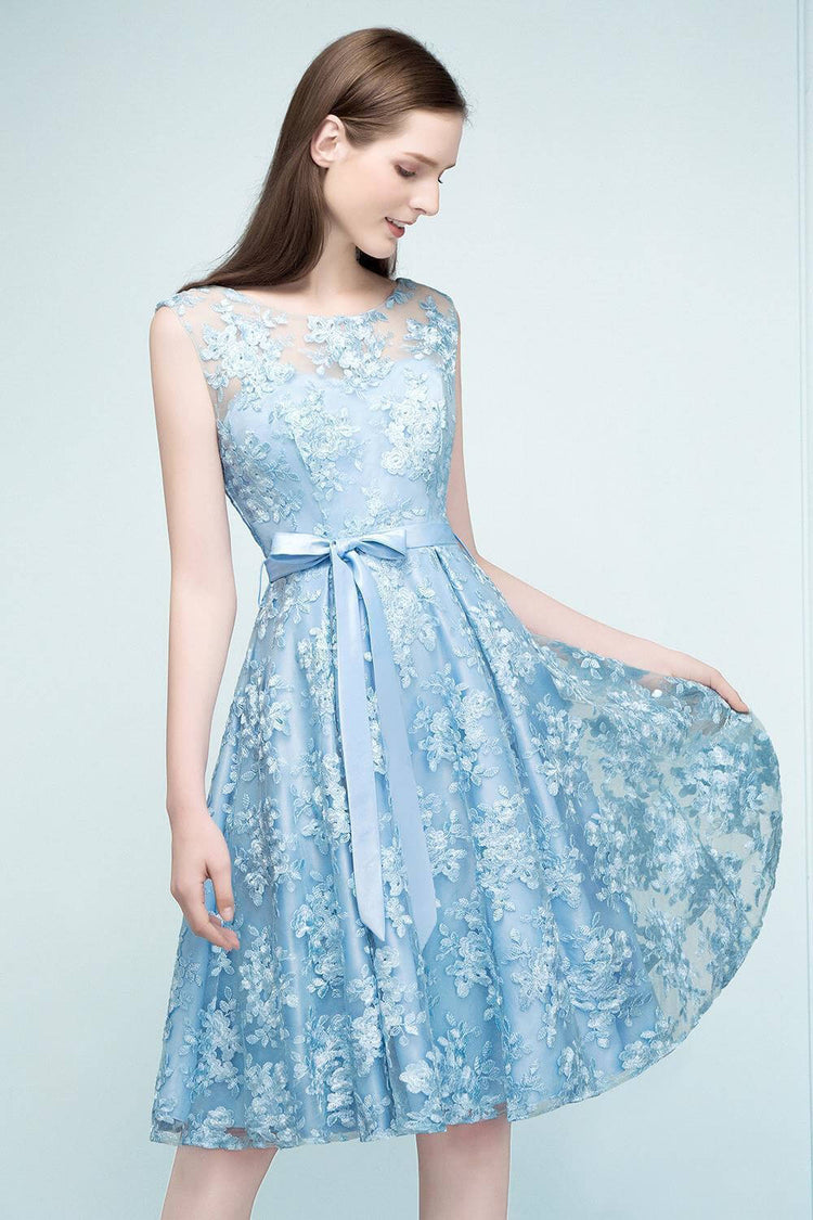 Vestido de Festa Curto com Ajuste de Faixa e Rendas Bordadas Azul Serenity (Pronta Entrega)