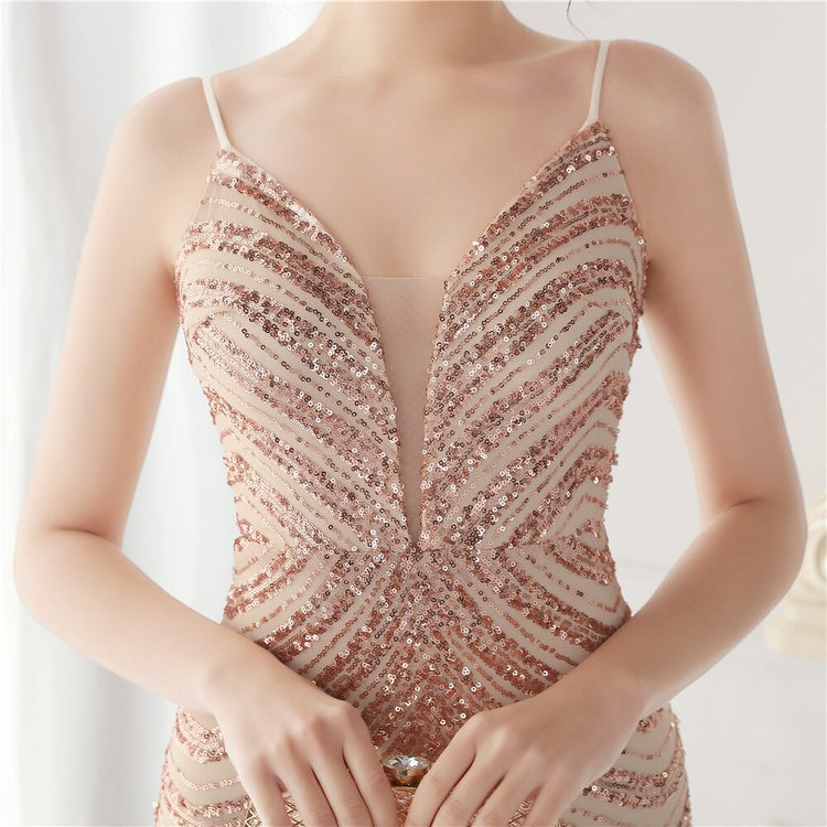 Vestido de Festa Longo Luxo Detalhado em Listras de Paetês Dourado