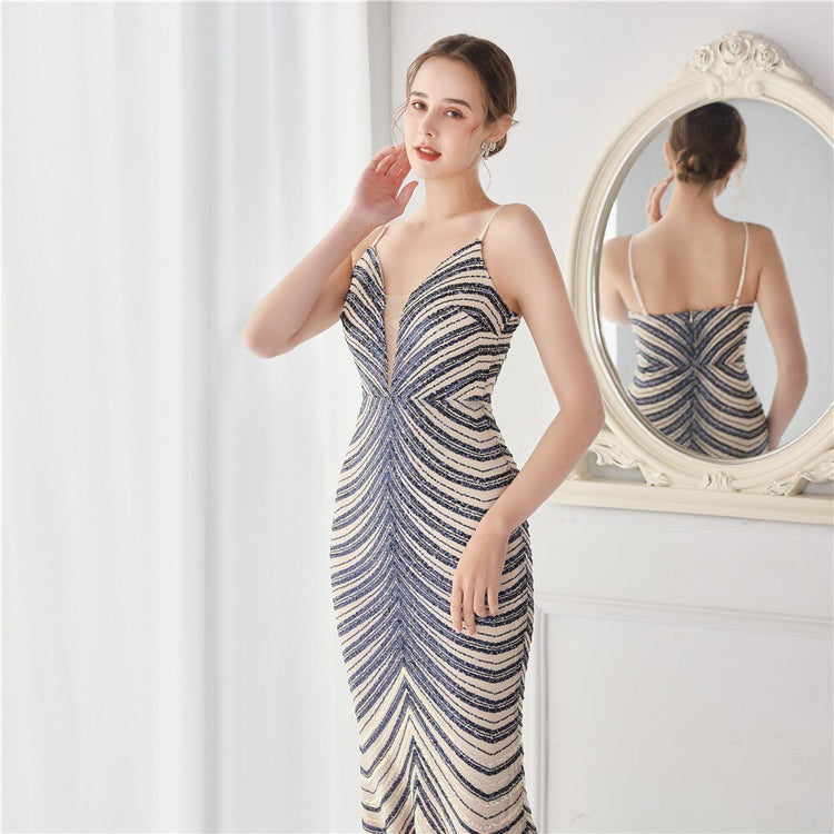 Vestido de Festa Longo Luxo Detalhado em Listras de Paetês Azul Marinho