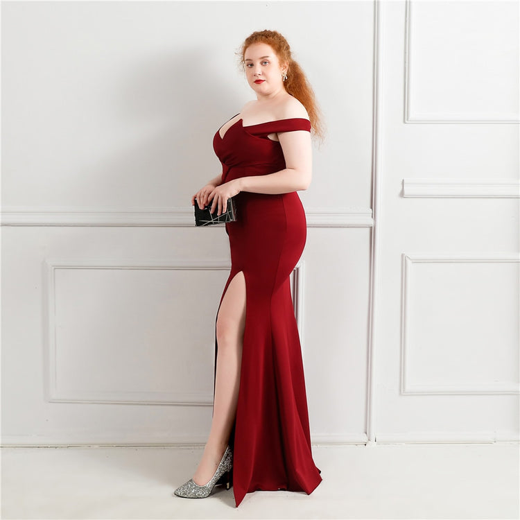 Vestido Plus Size com Abertura Lateral e Decote Marsala