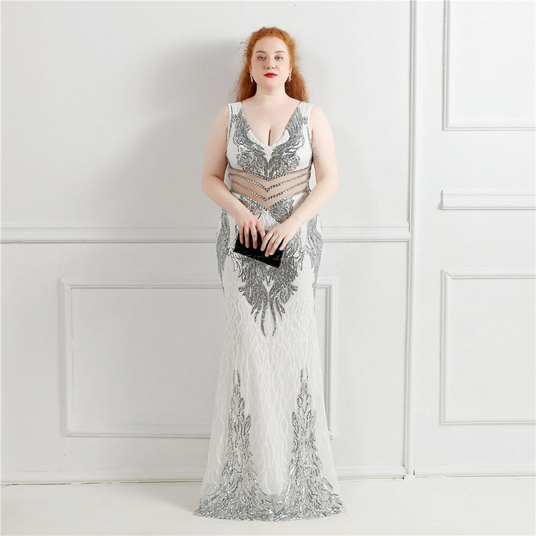 Vestido de Festa Plus Size Longo com Detalhes em Paetês Branco com Prata