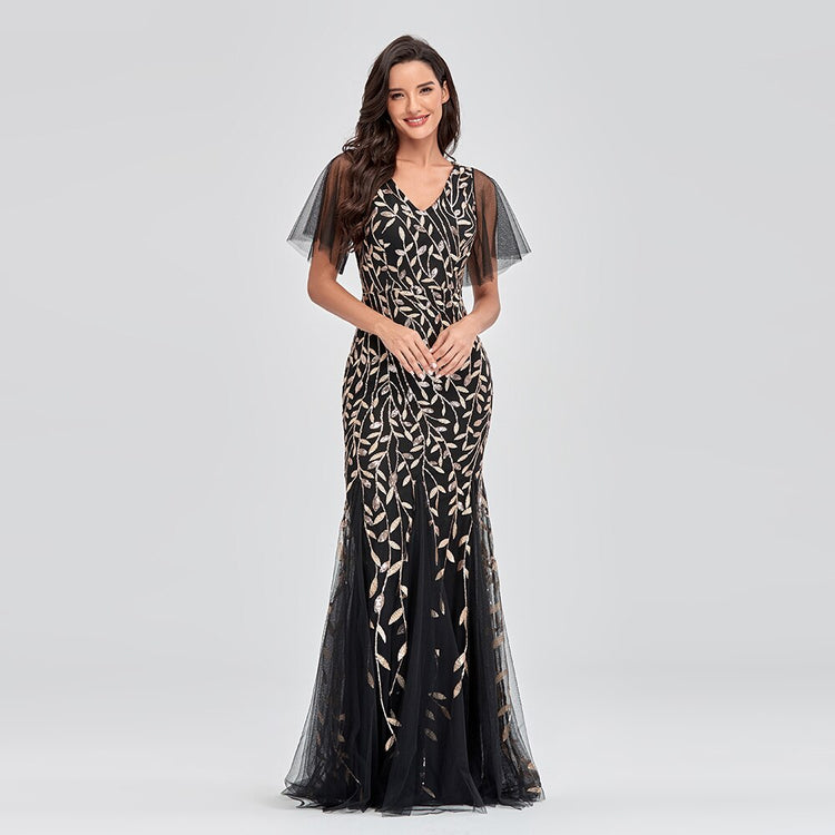 Vestido de Festa Longo Preto em Tule com Detalhes Dourados Bordados