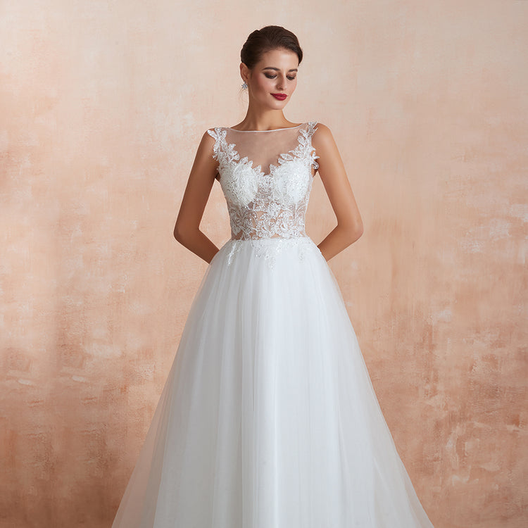 Vestido de Noiva com Saia em Tule e Parte Superior com Transparência e Apliques