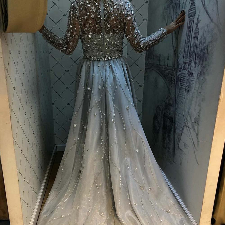 Vestido de Festa Luxo Decorado com Cristais Florais e Cauda em Tule - Modelo Especial