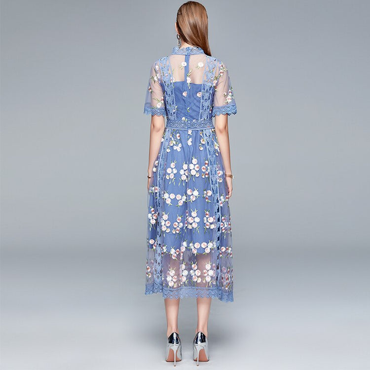 Vestido de Festa Midi com Camadas e Florais Bordados
