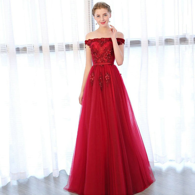 Vestido de Festa Longo Romântico em Tule Decorado com Apliques e Pérolas