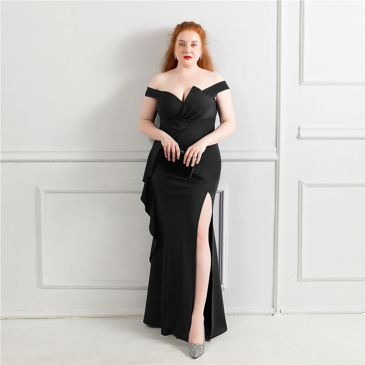 Vestido Plus Size com Abertura Lateral e Decote Preto
