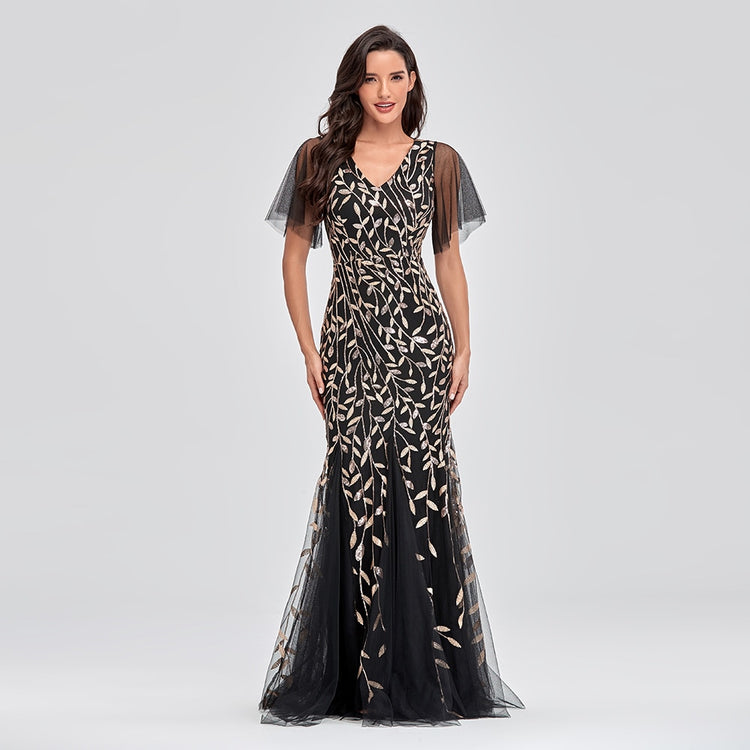 Vestido de Festa Longo Preto em Tule com Detalhes Dourados Bordados