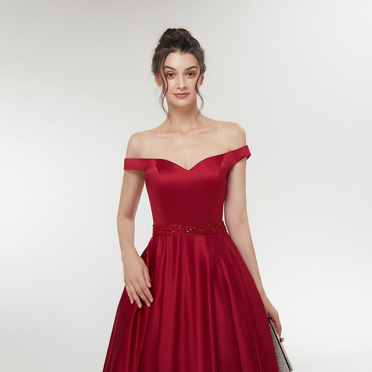 Vestido de Festa Longo Ombro a Ombro em Cetim com Cinto Decorado - Modelo Especial