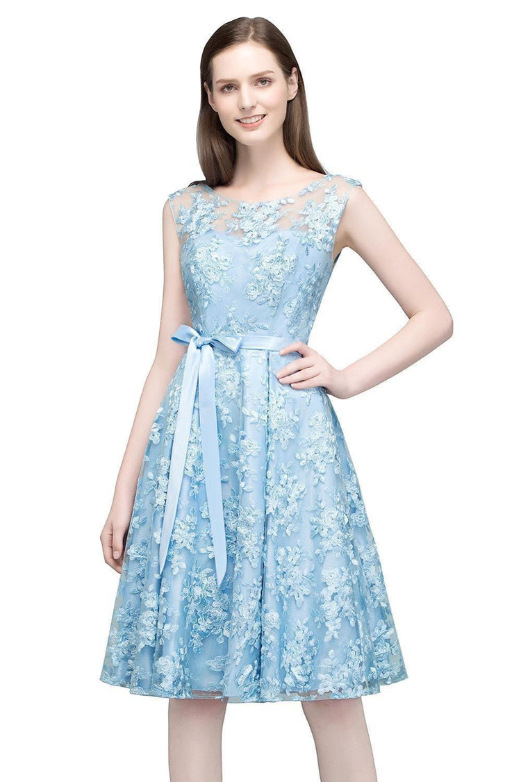 Vestido de Festa Curto com Ajuste de Faixa e Rendas Bordadas Azul Serenity (Pronta Entrega)