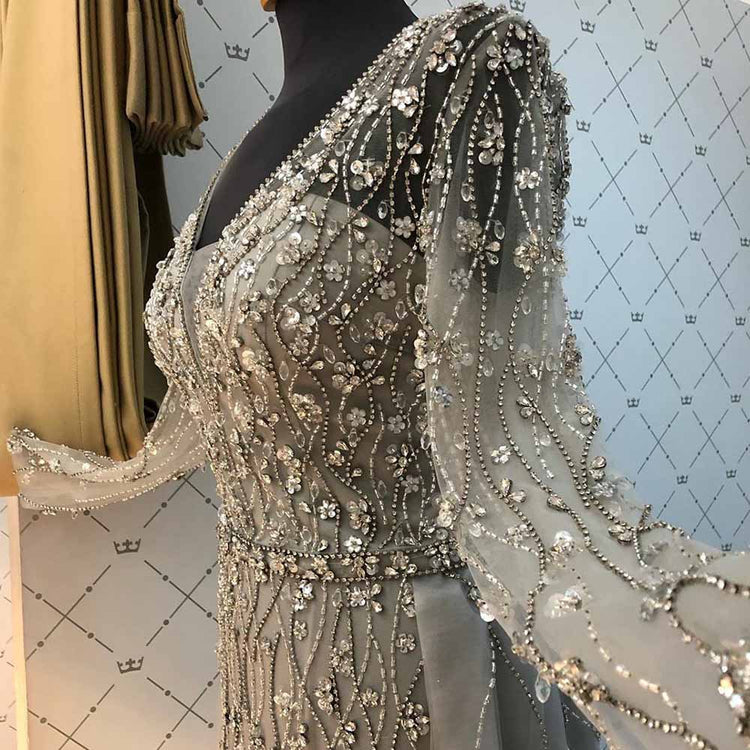Vestido de Festa Luxo Decorado com Cristais Florais e Cauda em Tule - Modelo Especial