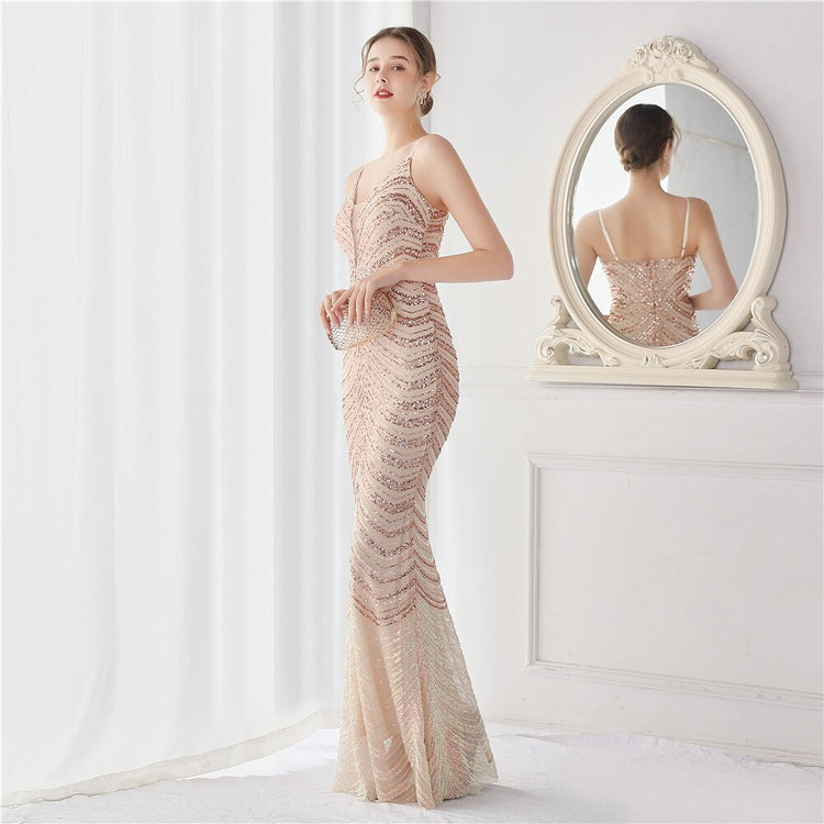 Vestido de Festa Longo Luxo Detalhado em Listras de Paetês Dourado
