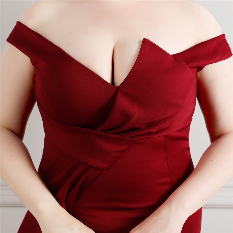 Vestido Plus Size com Abertura Lateral e Decote Marsala