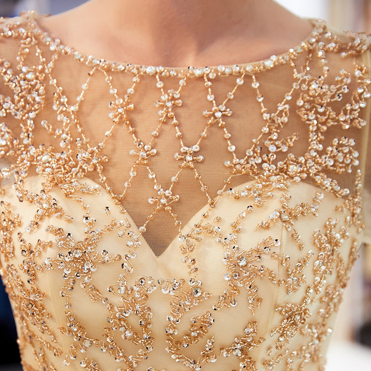 Vestido Luxo Queen em Cetim Decorado com Cristais e Pérolas Dourado - Modelo Especial