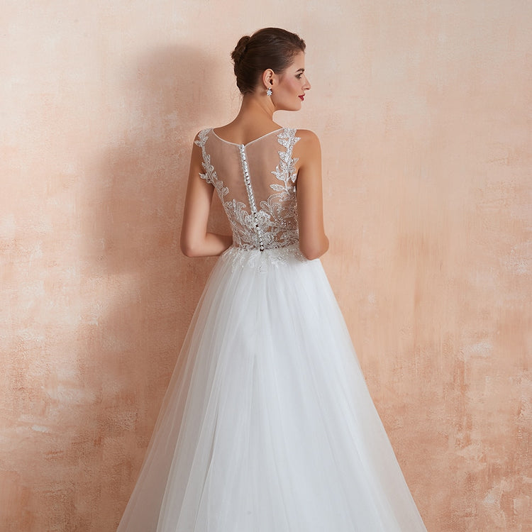 Vestido de Noiva com Saia em Tule e Parte Superior com Transparência e Apliques