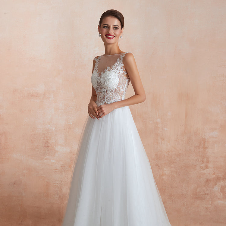 Vestido de Noiva com Saia em Tule e Parte Superior com Transparência e Apliques