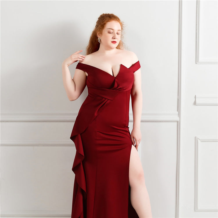 Vestido Plus Size com Abertura Lateral e Decote Marsala