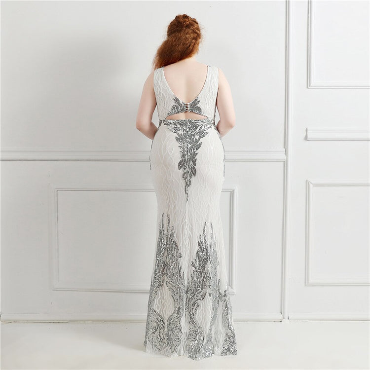 Vestido de Festa Plus Size Longo com Detalhes em Paetês Branco com Prata