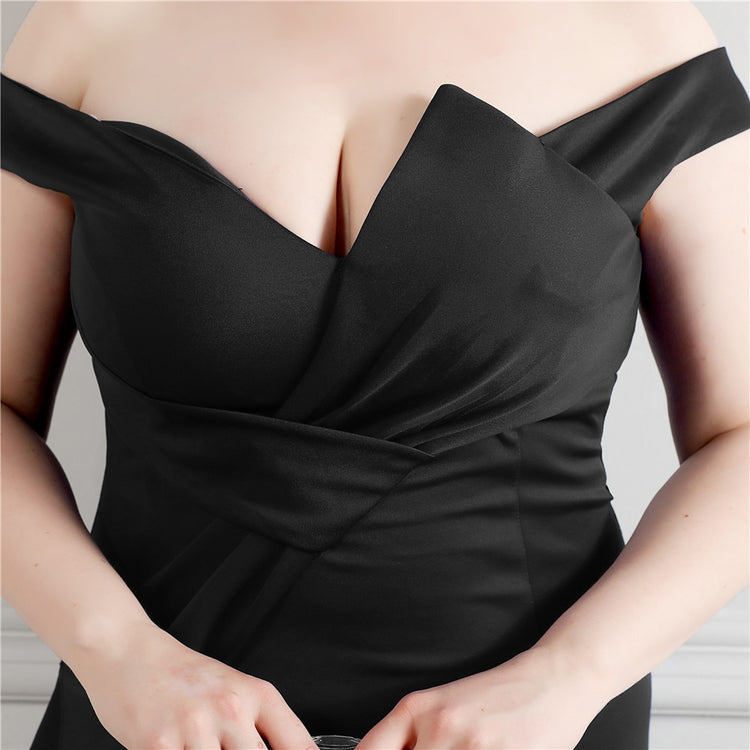 Vestido Plus Size com Abertura Lateral e Decote Preto