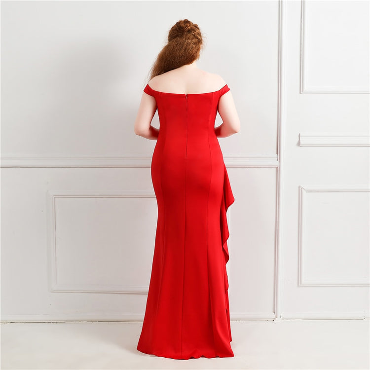 Vestido Plus Size com Abertura Lateral e Decote Vermelho