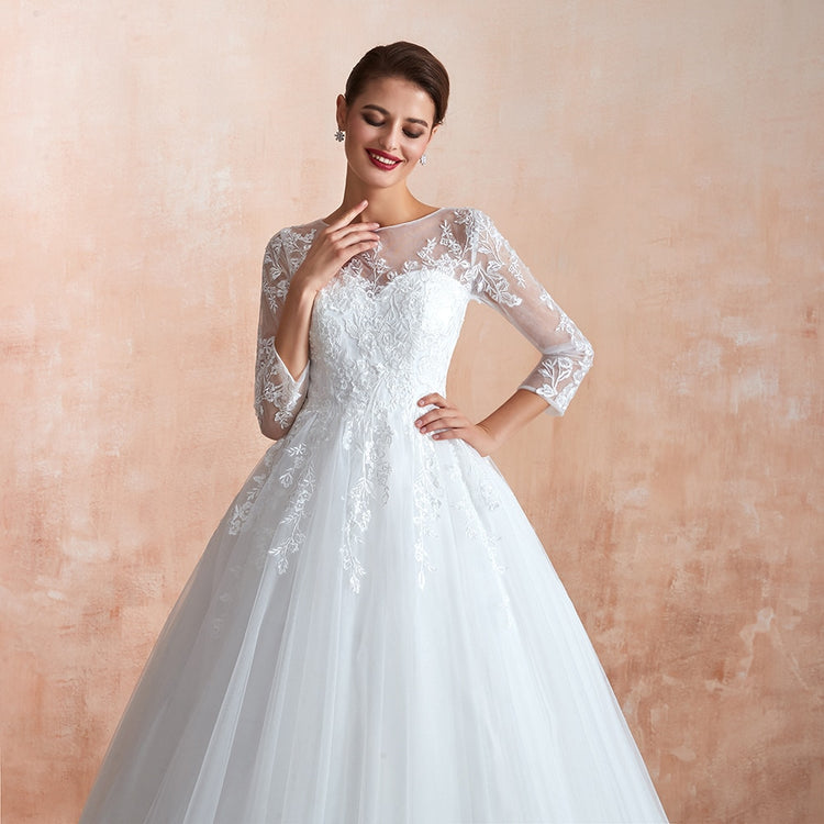 Vestido de Noiva Confeccionado com Camadas de Tule e Manga Longa