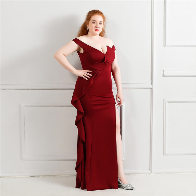Vestido Plus Size com Abertura Lateral e Decote Marsala