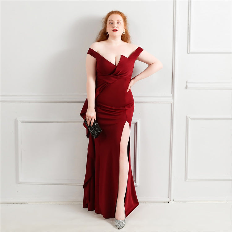 Vestido Plus Size com Abertura Lateral e Decote Marsala