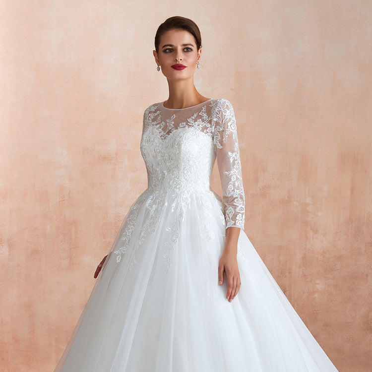 Vestido de Noiva Confeccionado com Camadas de Tule e Manga Longa