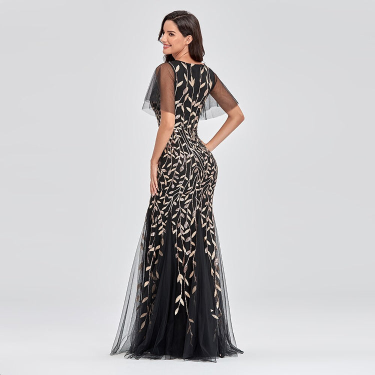 Vestido de Festa Longo Preto em Tule com Detalhes Dourados Bordados