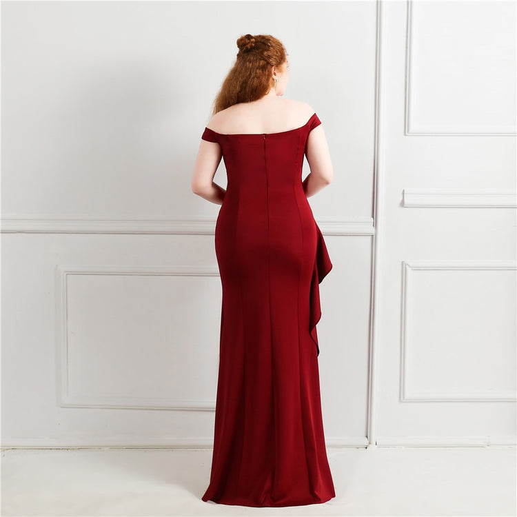 Vestido Plus Size com Abertura Lateral e Decote Marsala