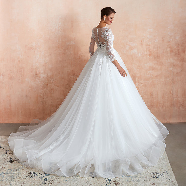 Vestido de Noiva Confeccionado com Camadas de Tule e Manga Longa