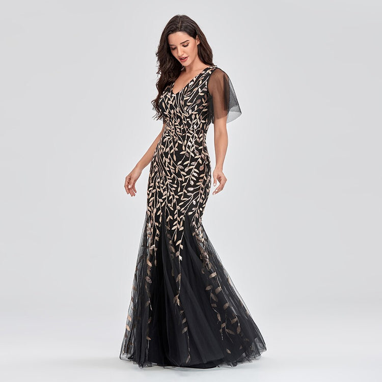 Vestido de Festa Longo Preto em Tule com Detalhes Dourados Bordados
