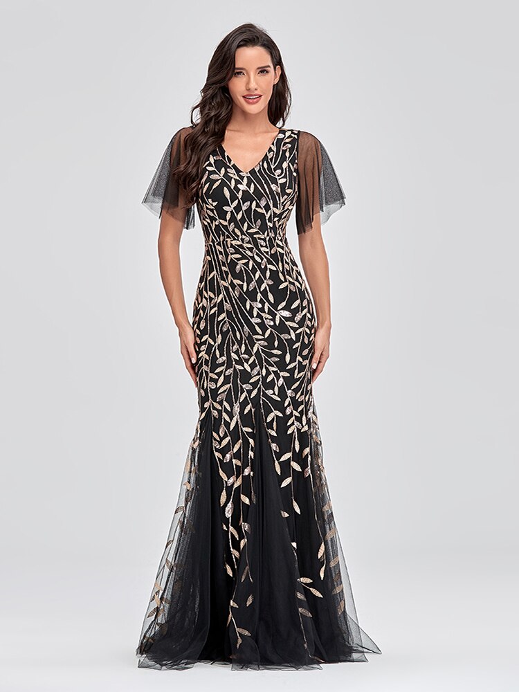 Vestido de Festa Longo Preto em Tule com Detalhes Dourados Bordados