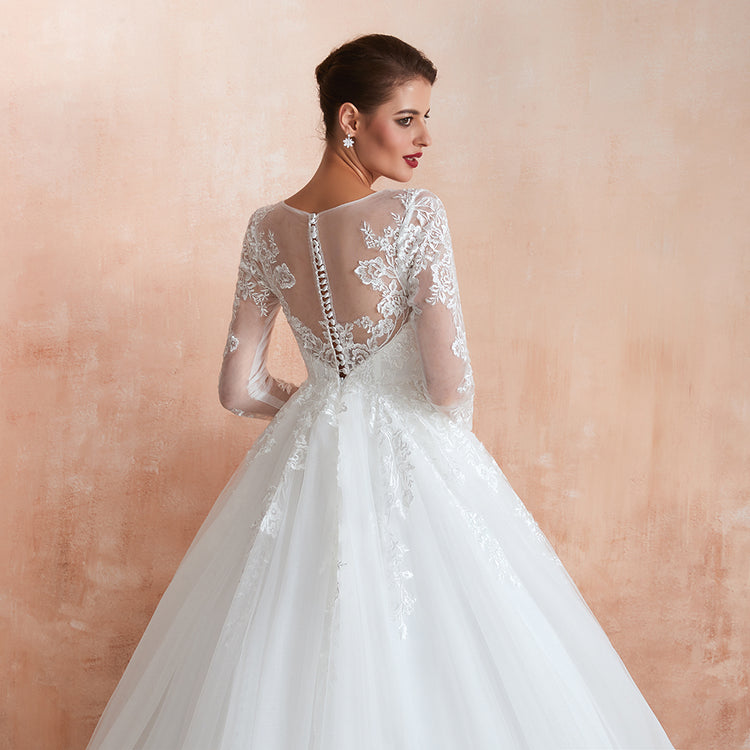 Vestido de Noiva Confeccionado com Camadas de Tule e Manga Longa