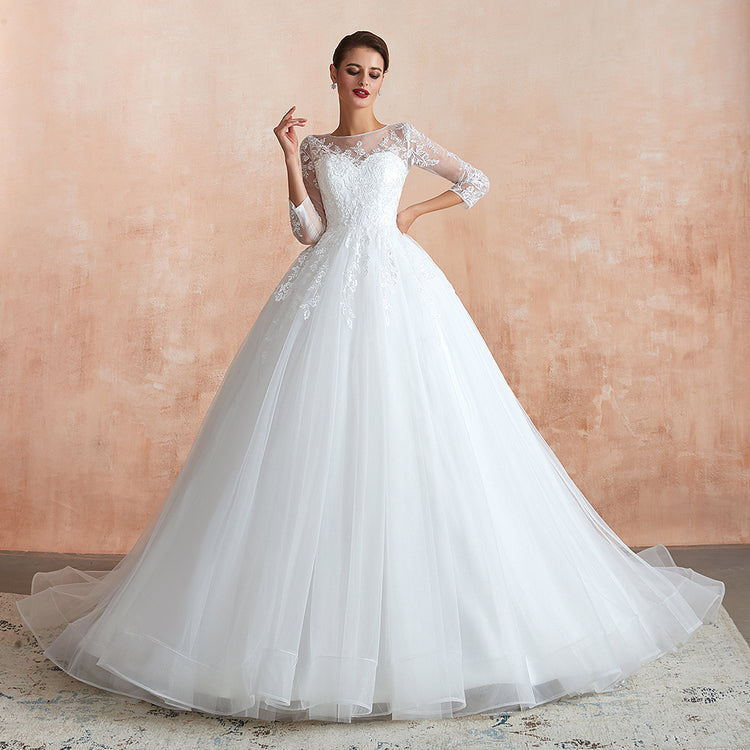 Vestido de Noiva Confeccionado com Camadas de Tule e Manga Longa