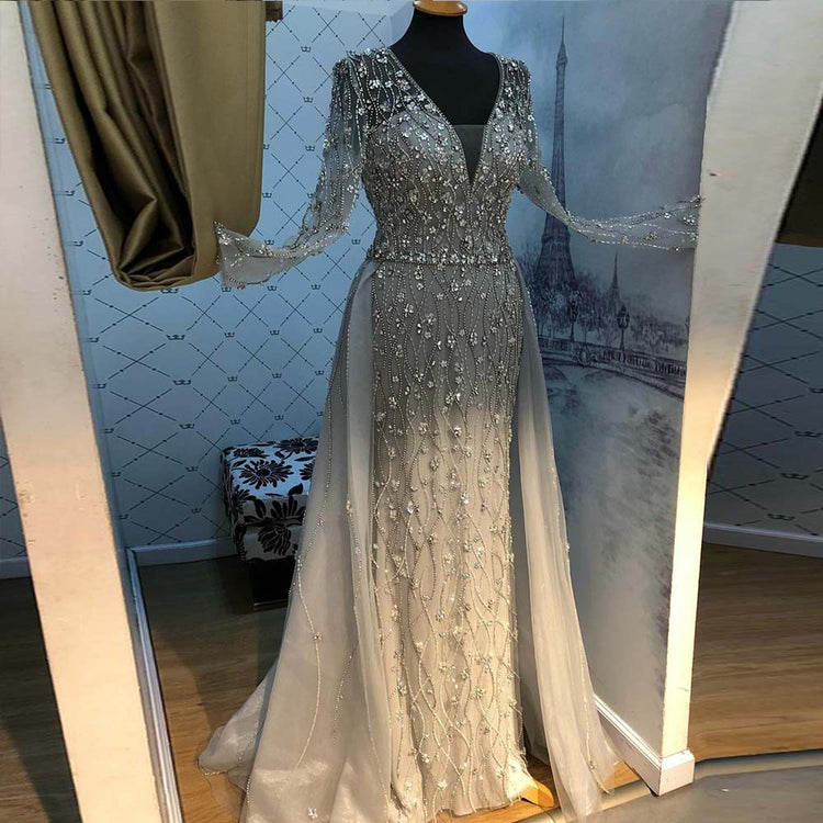 Vestido de Festa Luxo Decorado com Cristais Florais e Cauda em Tule - Modelo Especial