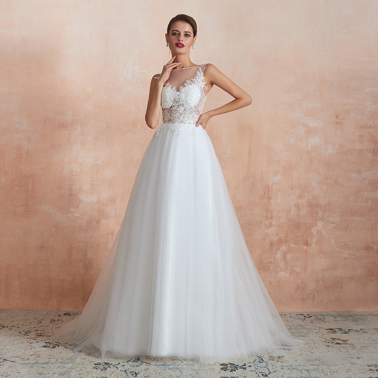 Vestido de Noiva com Saia em Tule e Parte Superior com Transparência e Apliques