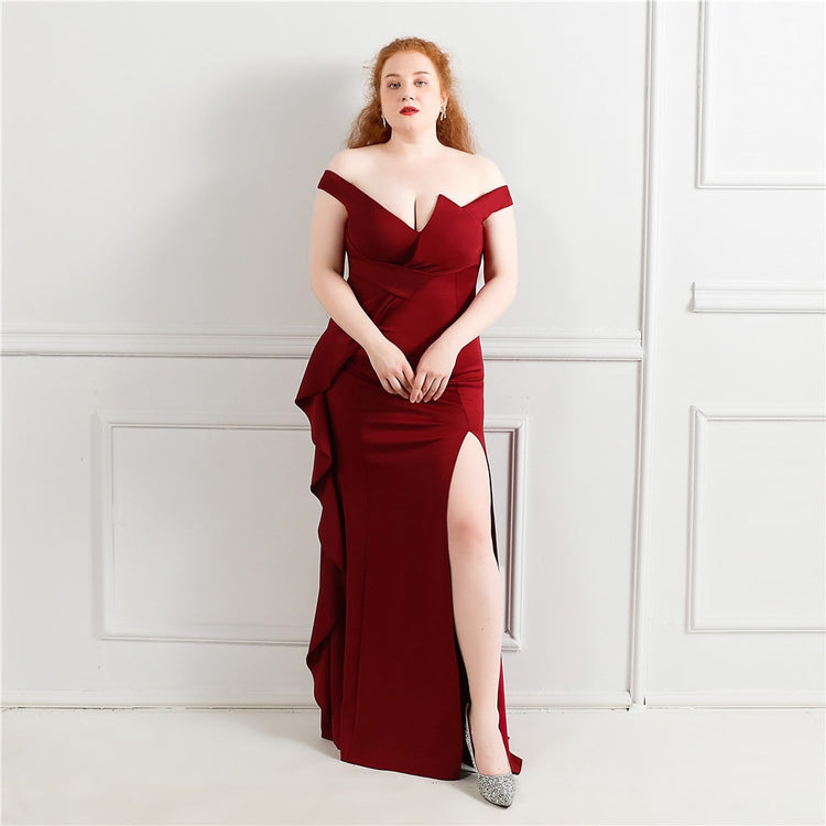 Vestido Plus Size com Abertura Lateral e Decote Marsala