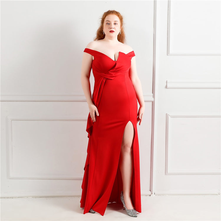 Vestido Plus Size com Abertura Lateral e Decote Vermelho