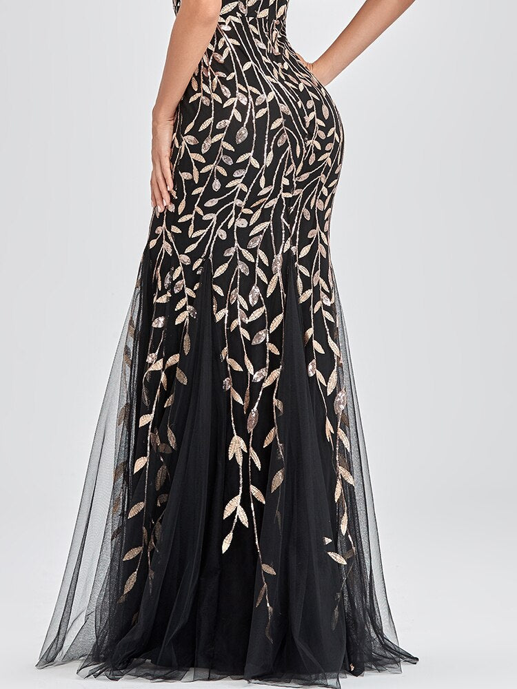 Vestido de Festa Longo Preto em Tule com Detalhes Dourados Bordados