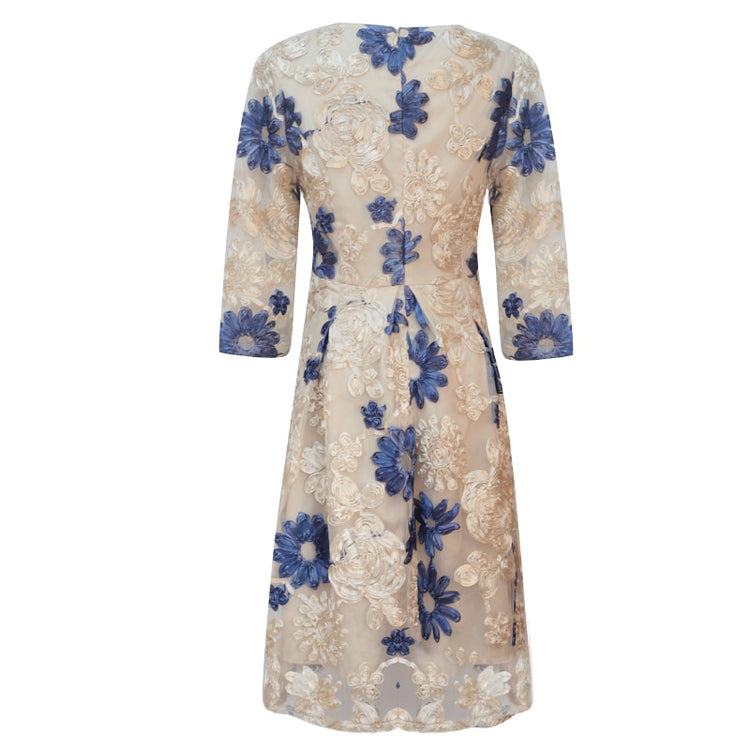 Vestido Midi Estilo Francês com Detalhes Bordados
