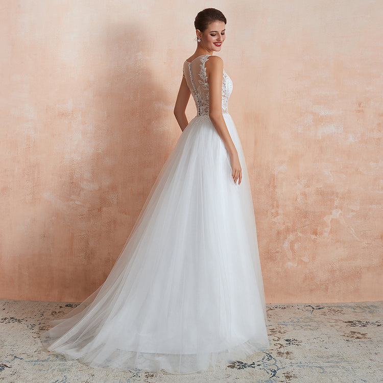 Vestido de Noiva com Saia em Tule e Parte Superior com Transparência e Apliques