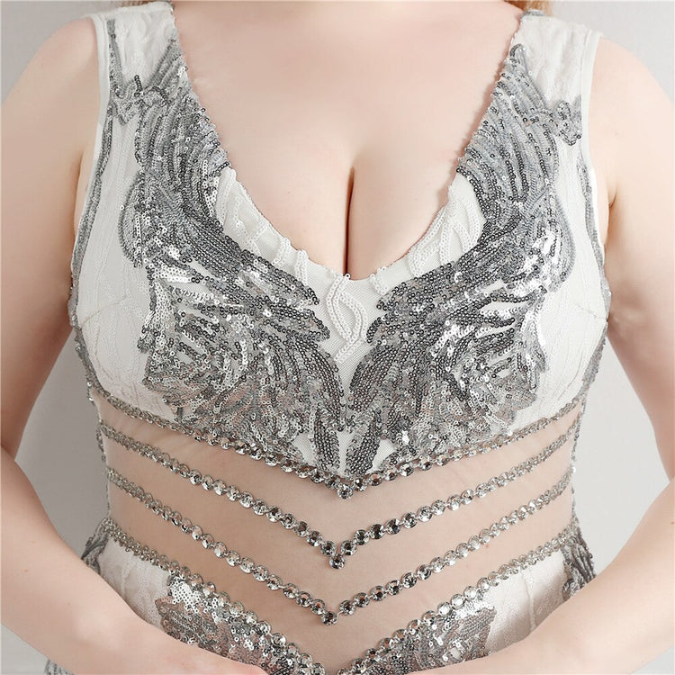 Vestido de Festa Plus Size Longo com Detalhes em Paetês Branco com Prata