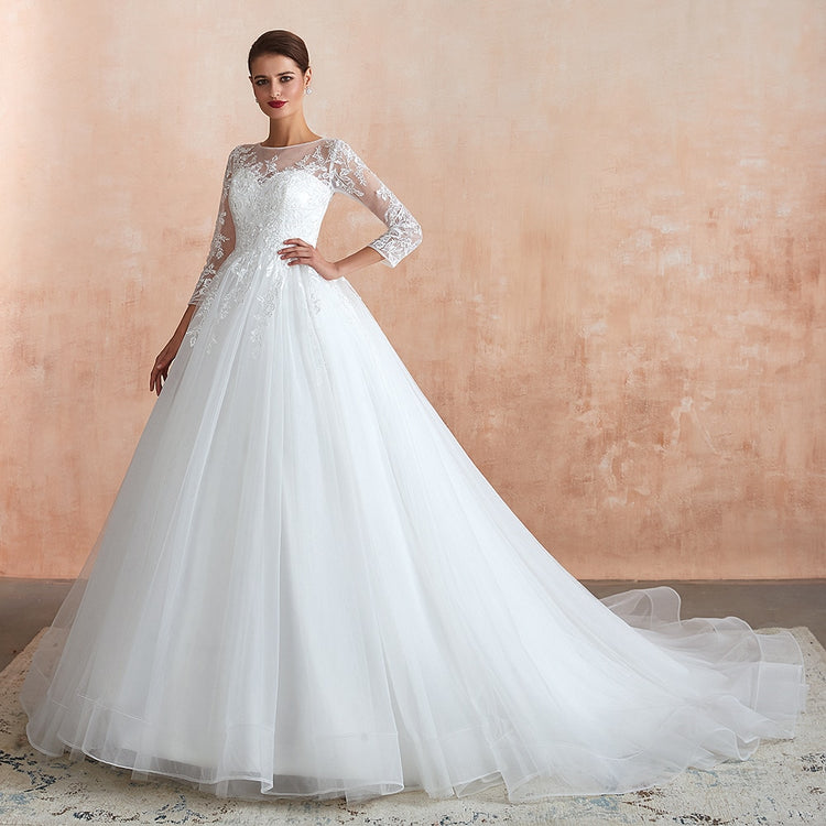 Vestido de Noiva Confeccionado com Camadas de Tule e Manga Longa