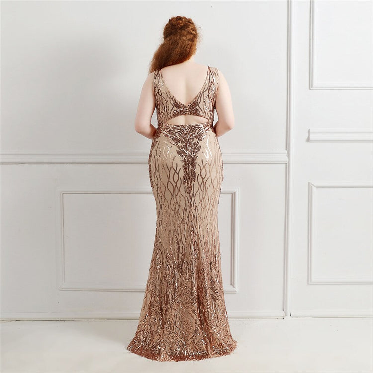 Vestido de Festa Plus Size Longo com Detalhes em Paetês Dourado