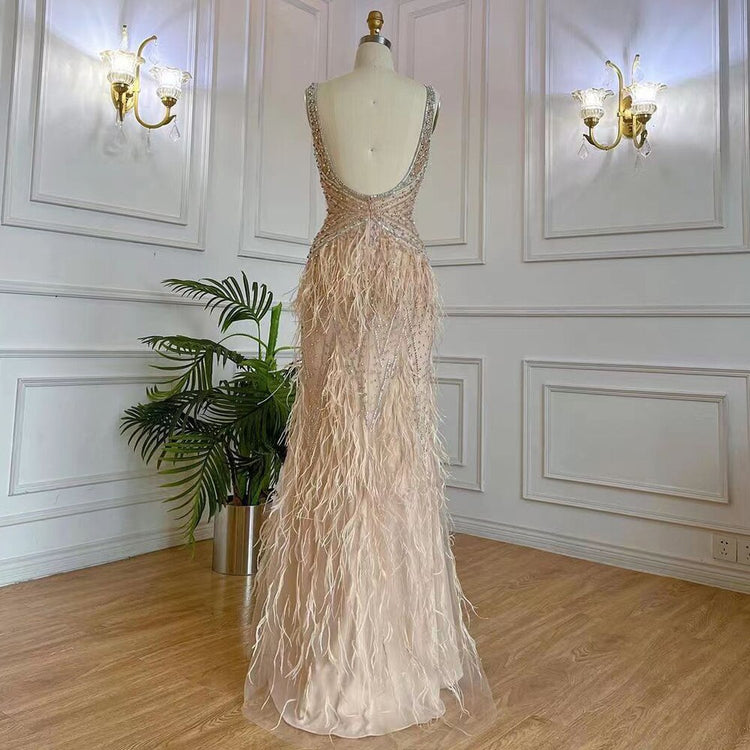 Vestido de Festa Luxo Decorado em Strass e Plumas - Modelo Especial