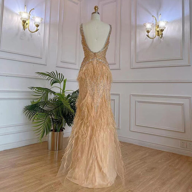 Vestido de Festa Luxo Decorado em Strass e Plumas - Modelo Especial